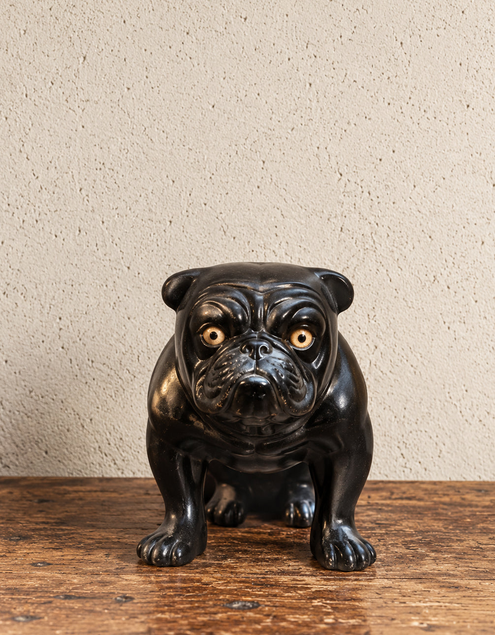 Bulldog inglese in ceramica smaltata nera con occhi in vetro | UK, 1920–1930