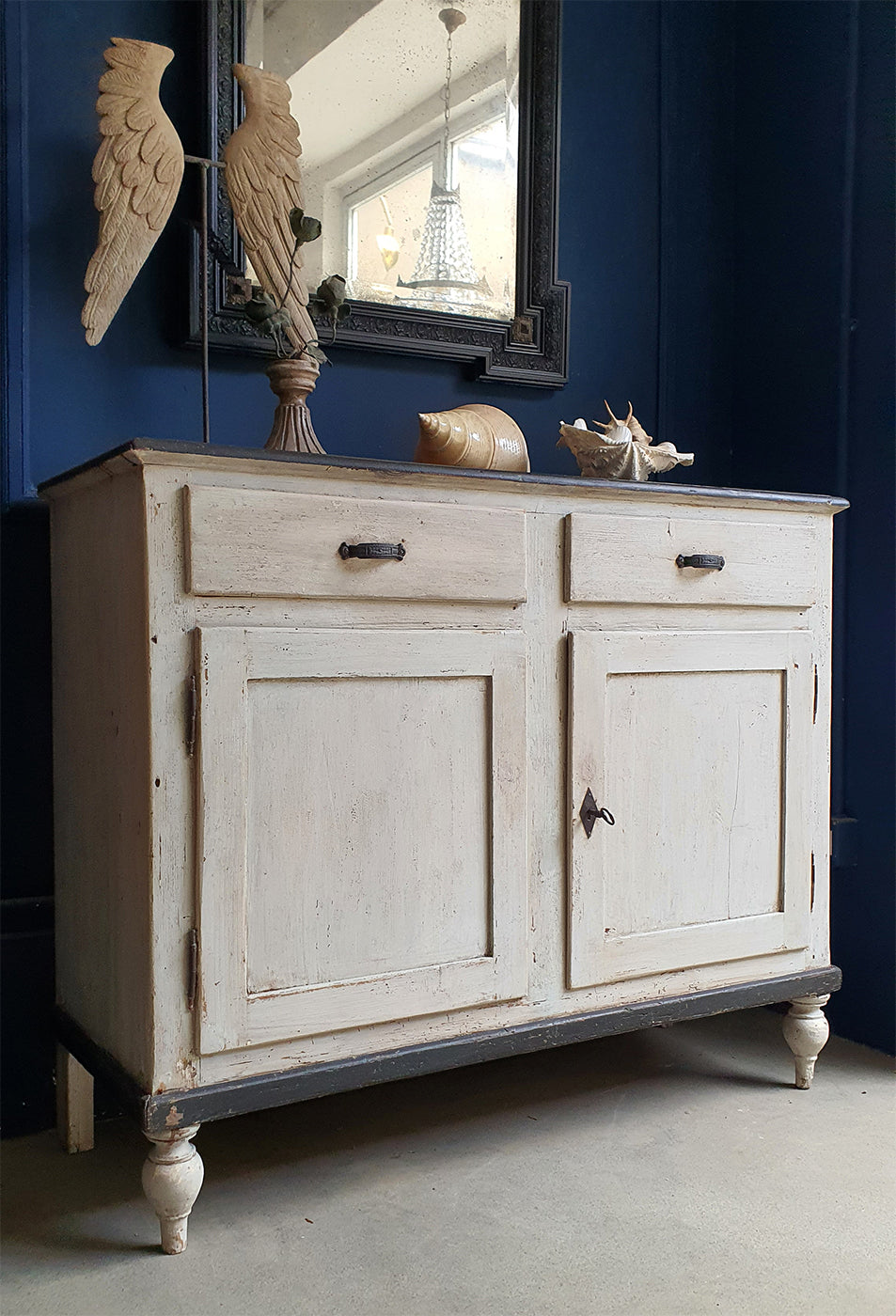 Credenza Bassa con Patina Naturale di colore Bianco | seconda metà '800