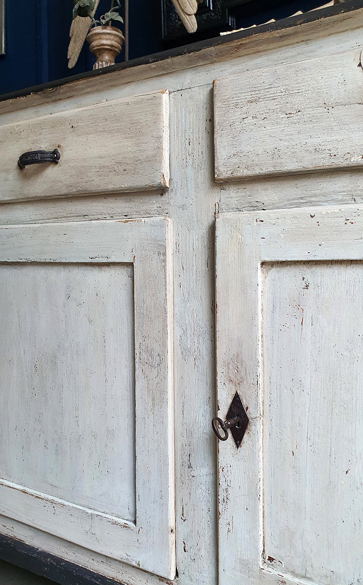 Credenza Bassa con Patina Naturale di colore Bianco | seconda metà '800
