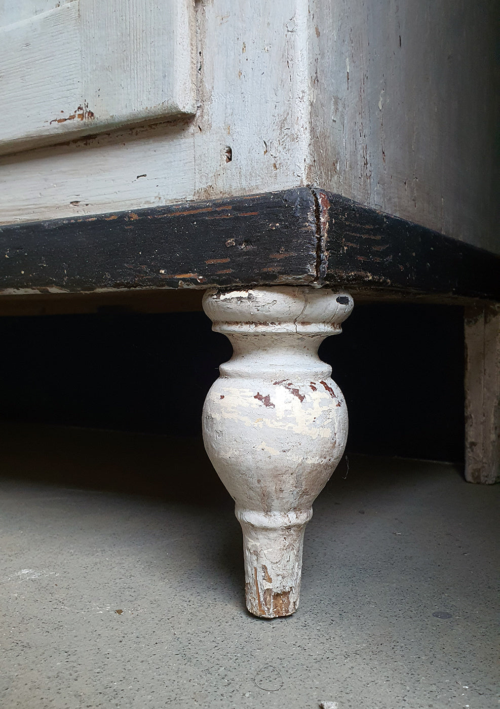 Credenza Bassa con Patina Naturale di colore Bianco | seconda metà '800