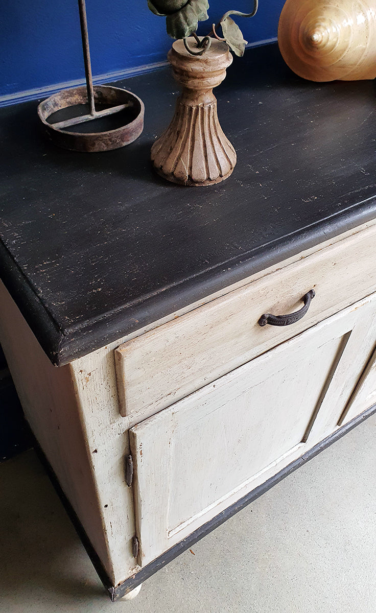 Credenza Bassa con Patina Naturale di colore Bianco | seconda metà '800