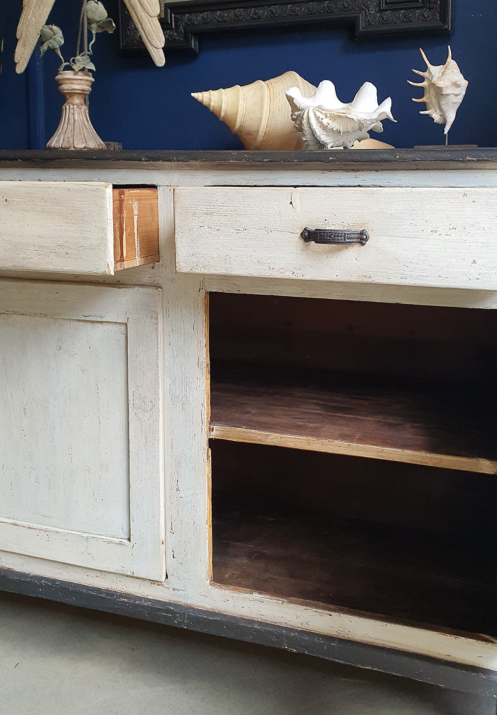 Credenza Bassa con Patina Naturale di colore Bianco | seconda metà '800