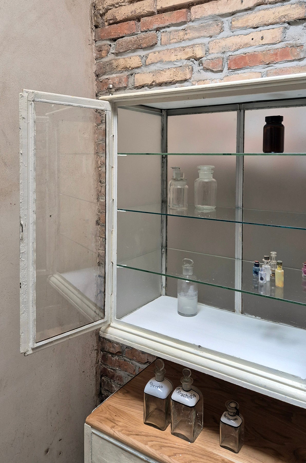 Credenza / Vetrinetta Medica Vintage in Ferro e top in legno | Anni '50