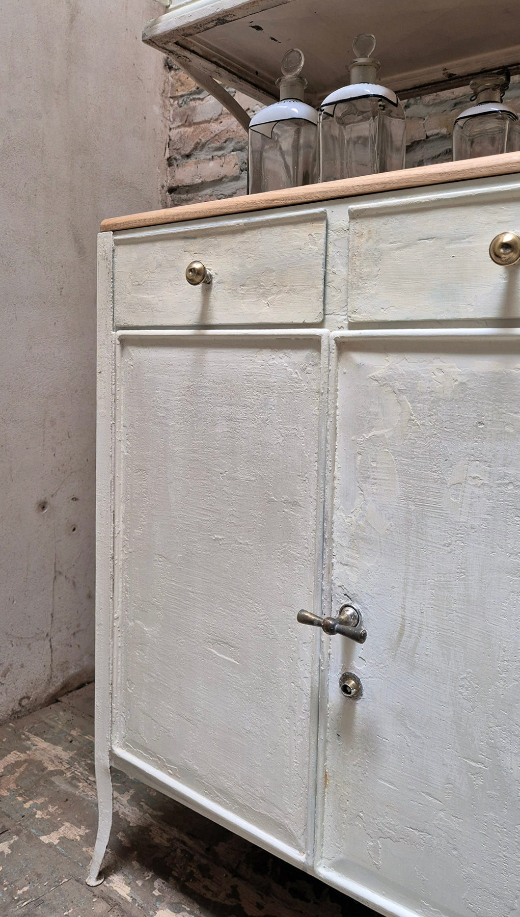 Credenza / Vetrinetta Medica Vintage in Ferro e top in legno | Anni '50