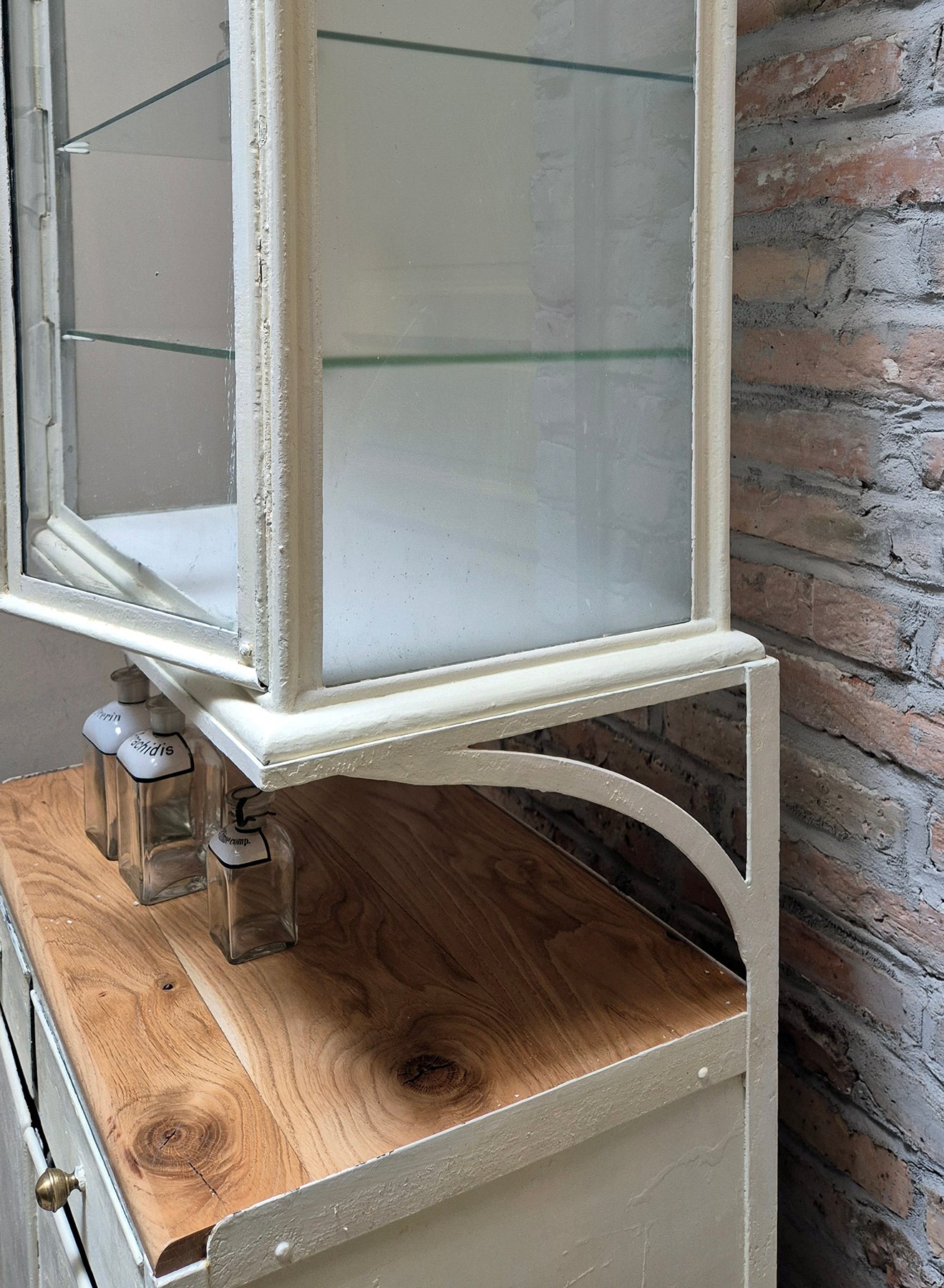 Credenza / Vetrinetta Medica Vintage in Ferro e top in legno | Anni '50