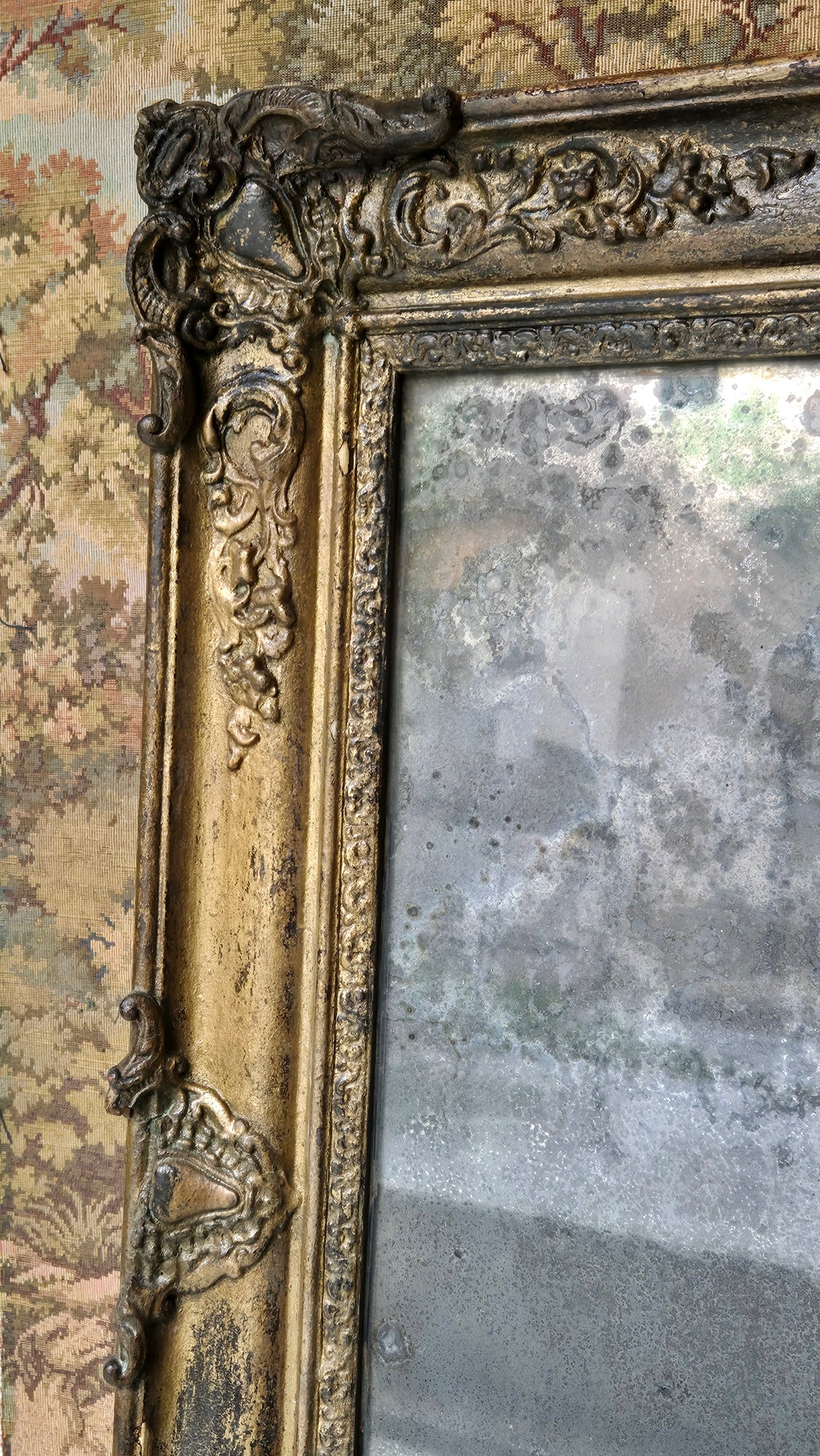 Specchiera antica “dorata a guazzo” in stile Luigi XV/XVI con specchio al mercurio | Francia, tra fine '700 e prima metà '800