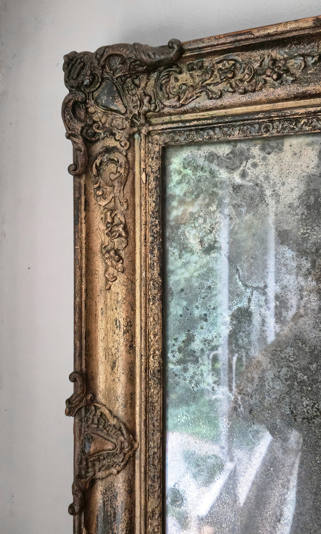 Specchiera antica “dorata a guazzo” in stile Luigi XV/XVI con specchio al mercurio | Francia, tra fine '700 e prima metà '800