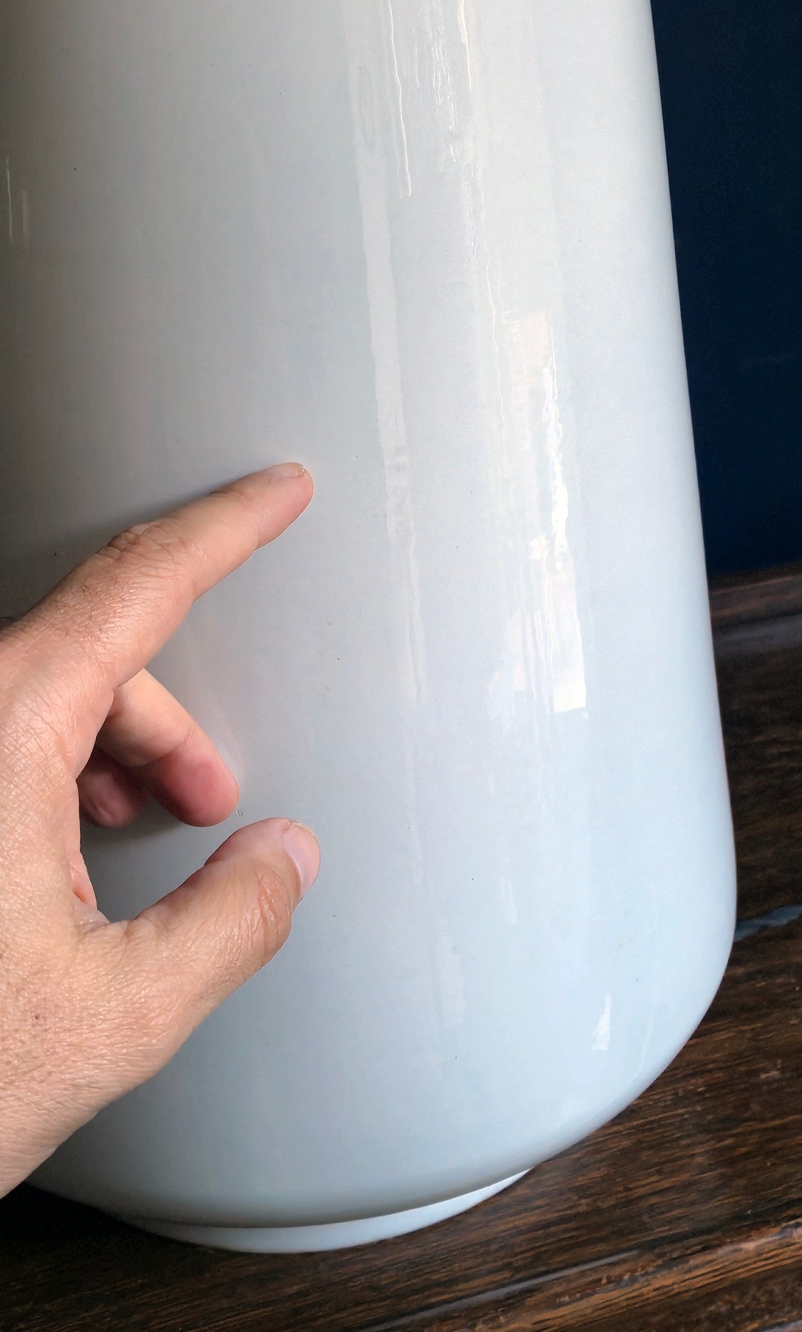 Lampada da tavolo vintage base in ceramica bianca smaltata | design italiano anni 60/70