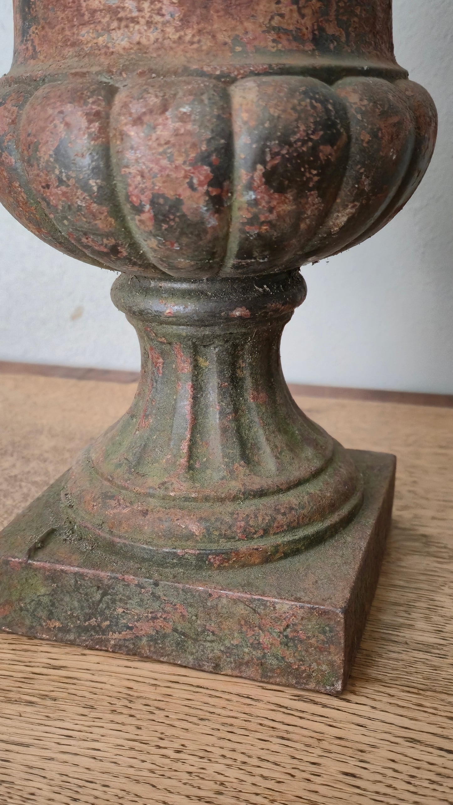 Vaso Médicis in ghisa originale, Francia 1900, patina antica – h 30 cm
