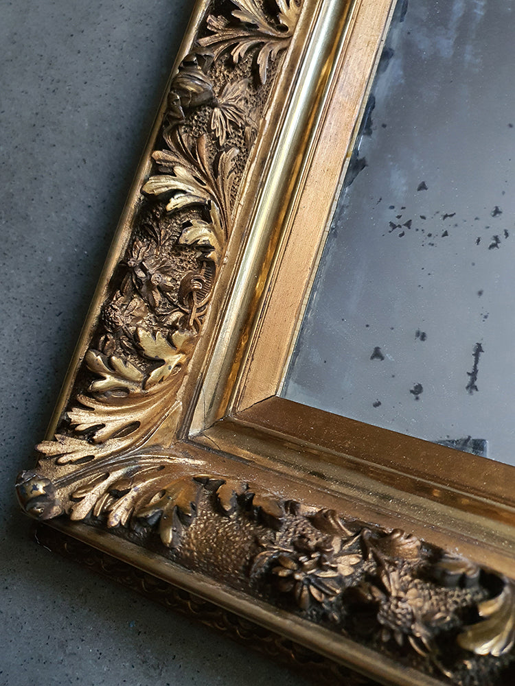 Specchio al mercurio con cornice dorata e decorata | fine '800