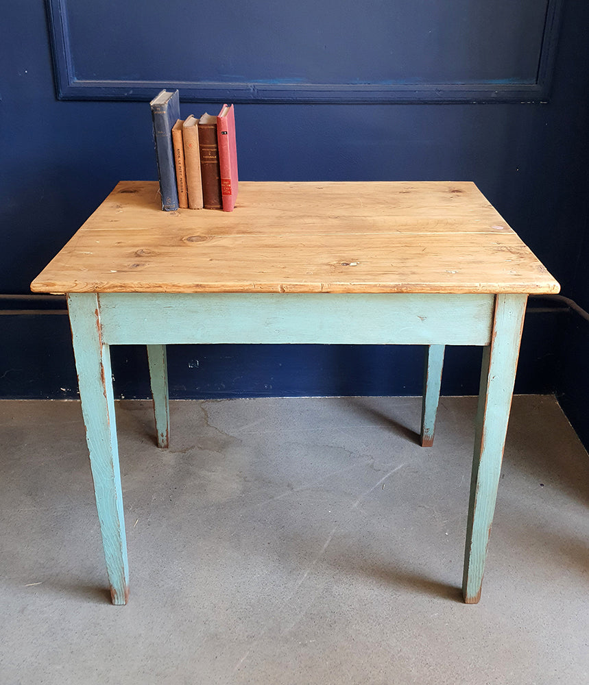 Tavolino Antico in Legno | Patina Naturale del Tempo