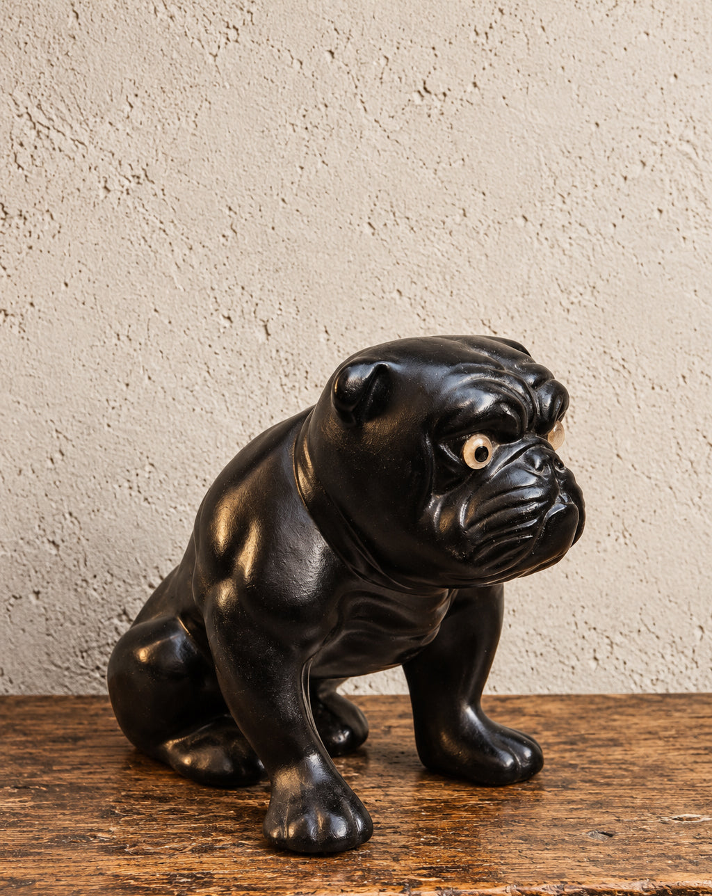 Bulldog inglese in ceramica smaltata nera con occhi in vetro | UK, 1920–1930