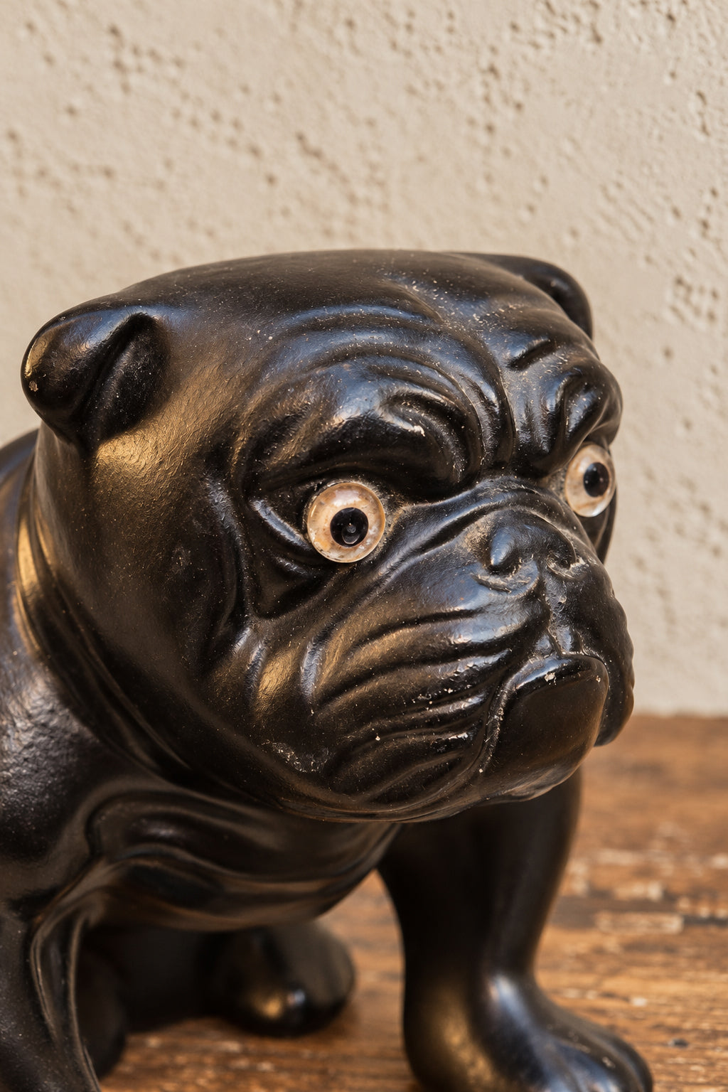 Bulldog inglese in ceramica smaltata nera con occhi in vetro | UK, 1920–1930