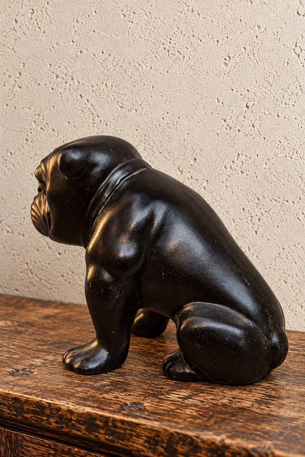 Bulldog inglese in ceramica smaltata nera con occhi in vetro | UK, 1920–1930