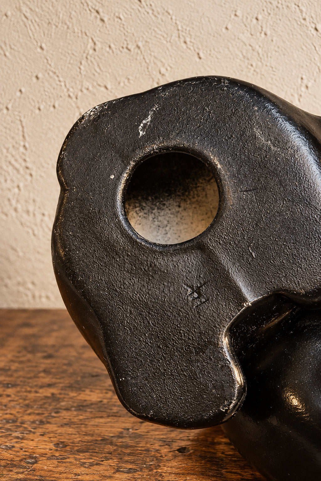 Bulldog inglese in ceramica smaltata nera con occhi in vetro | UK, 1920–1930