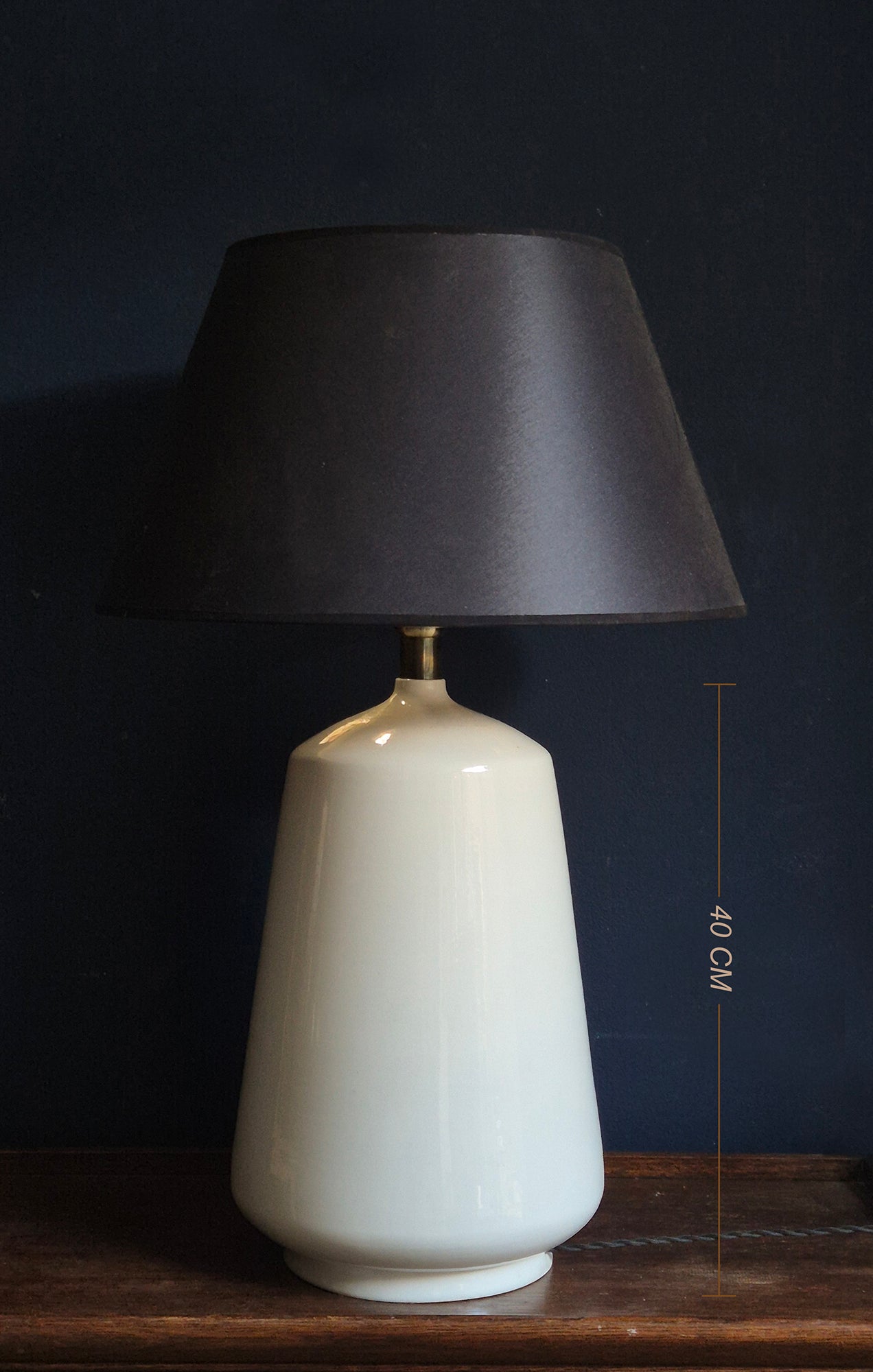 Lampada da tavolo vintage base in ceramica bianca smaltata |  design italiano anni 60/70