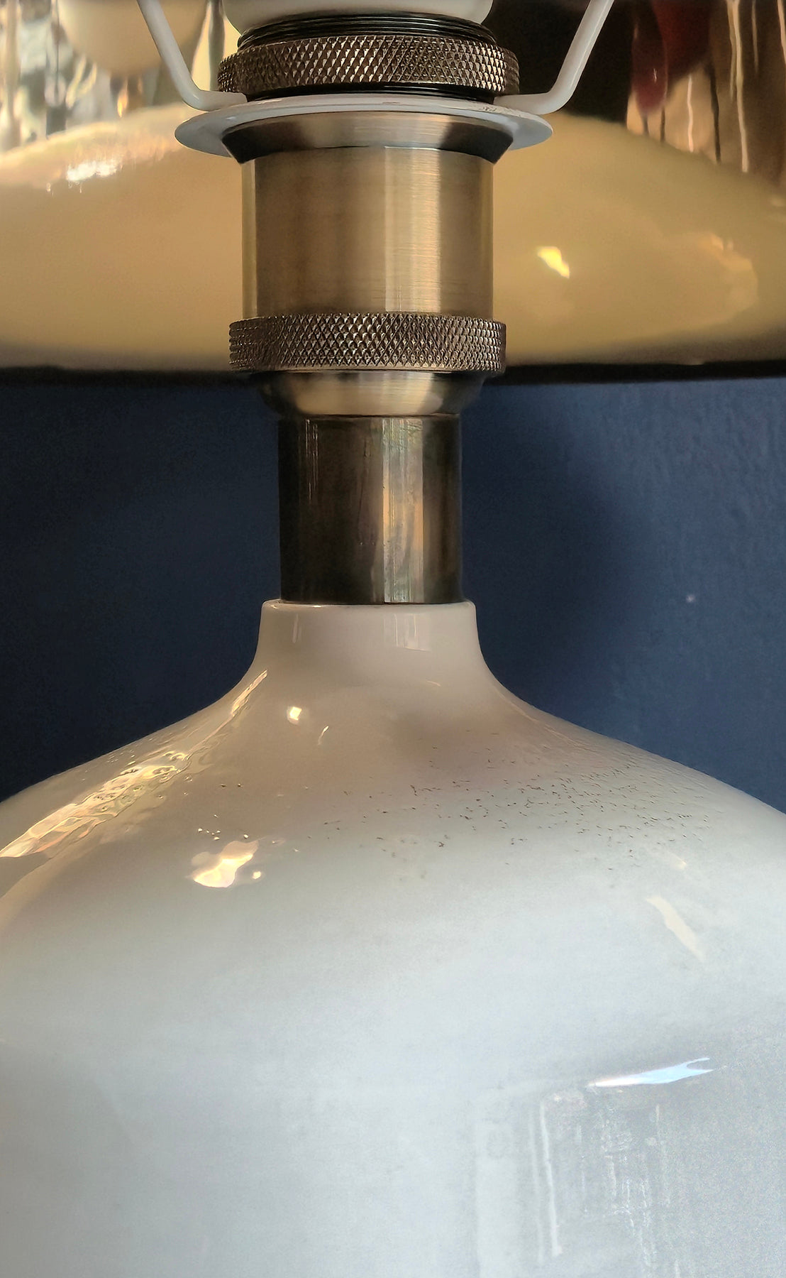 Lampada da tavolo vintage base in ceramica bianca smaltata |  design italiano anni 60/70