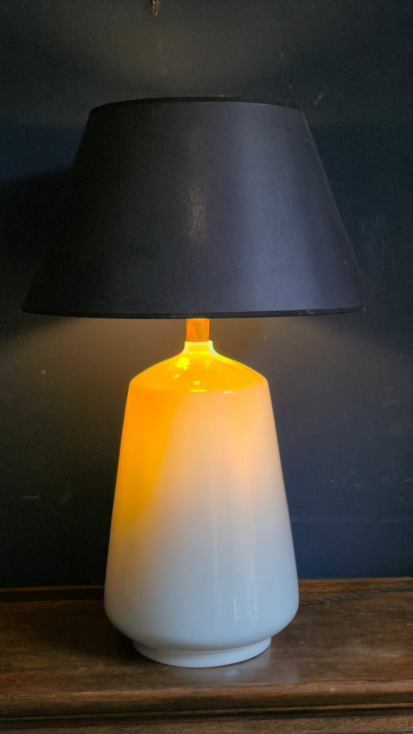 Lampada da tavolo vintage base in ceramica bianca smaltata |  design italiano anni 60/70