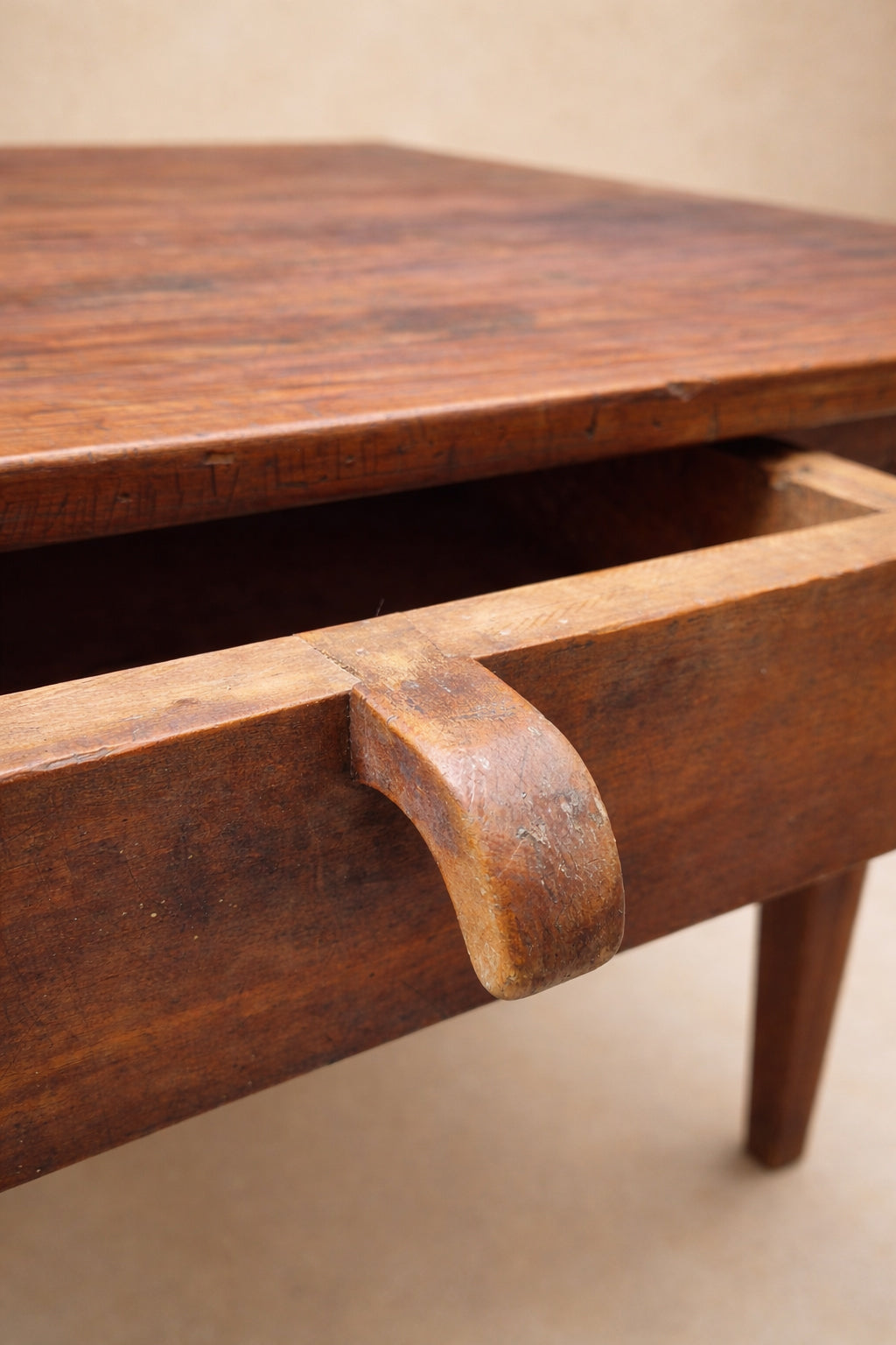 Antico tavolo contadino alpino in larice con piano in melo e pero – fine ‘800