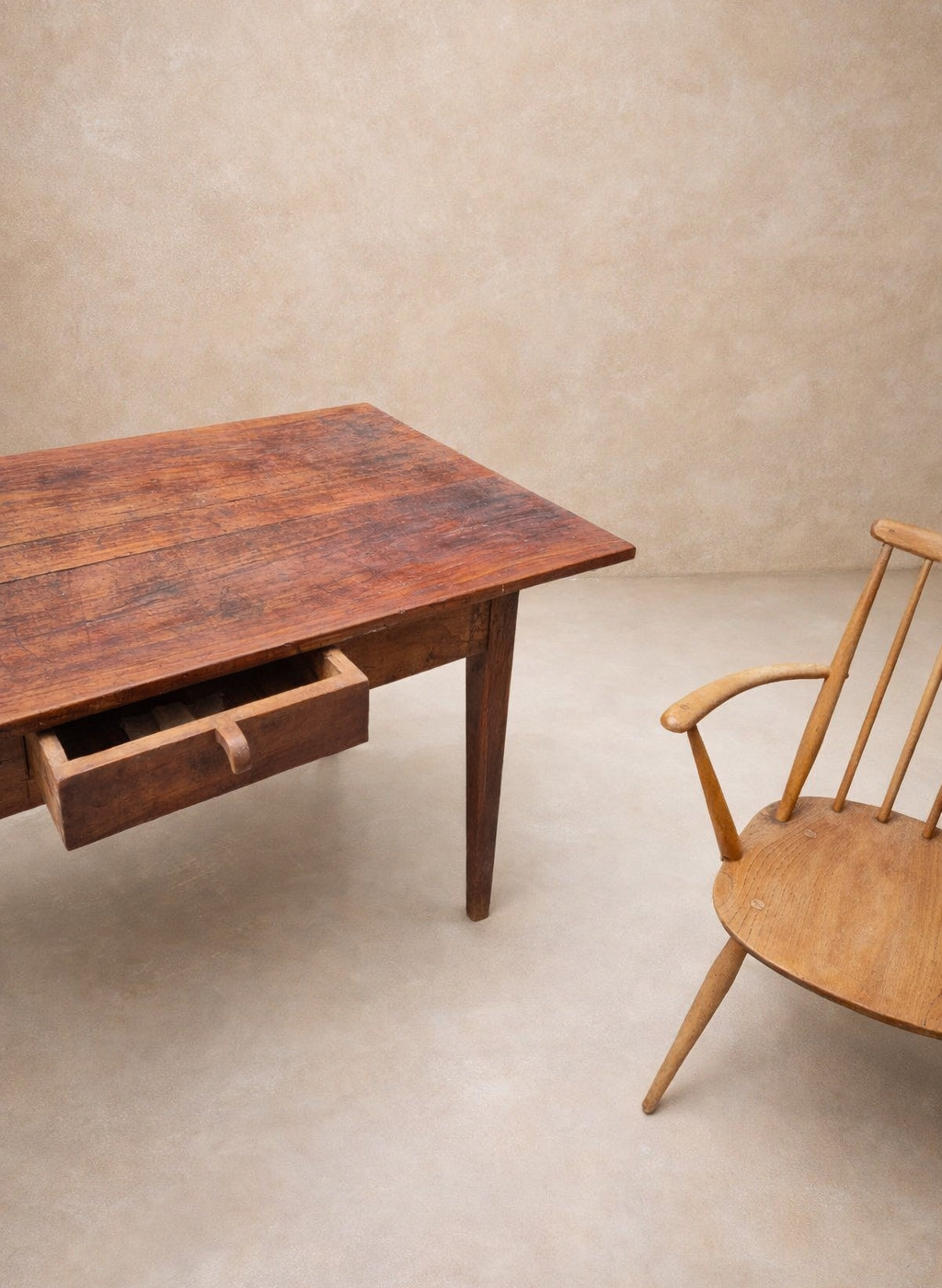 Antico tavolo contadino alpino in larice con piano in melo e pero – fine ‘800