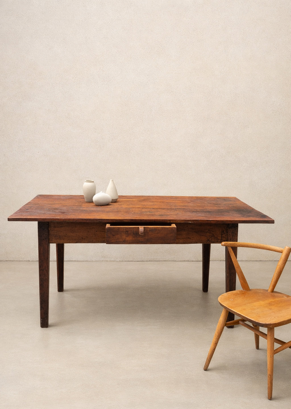 Antico tavolo contadino alpino in larice con piano in melo e pero – fine ‘800