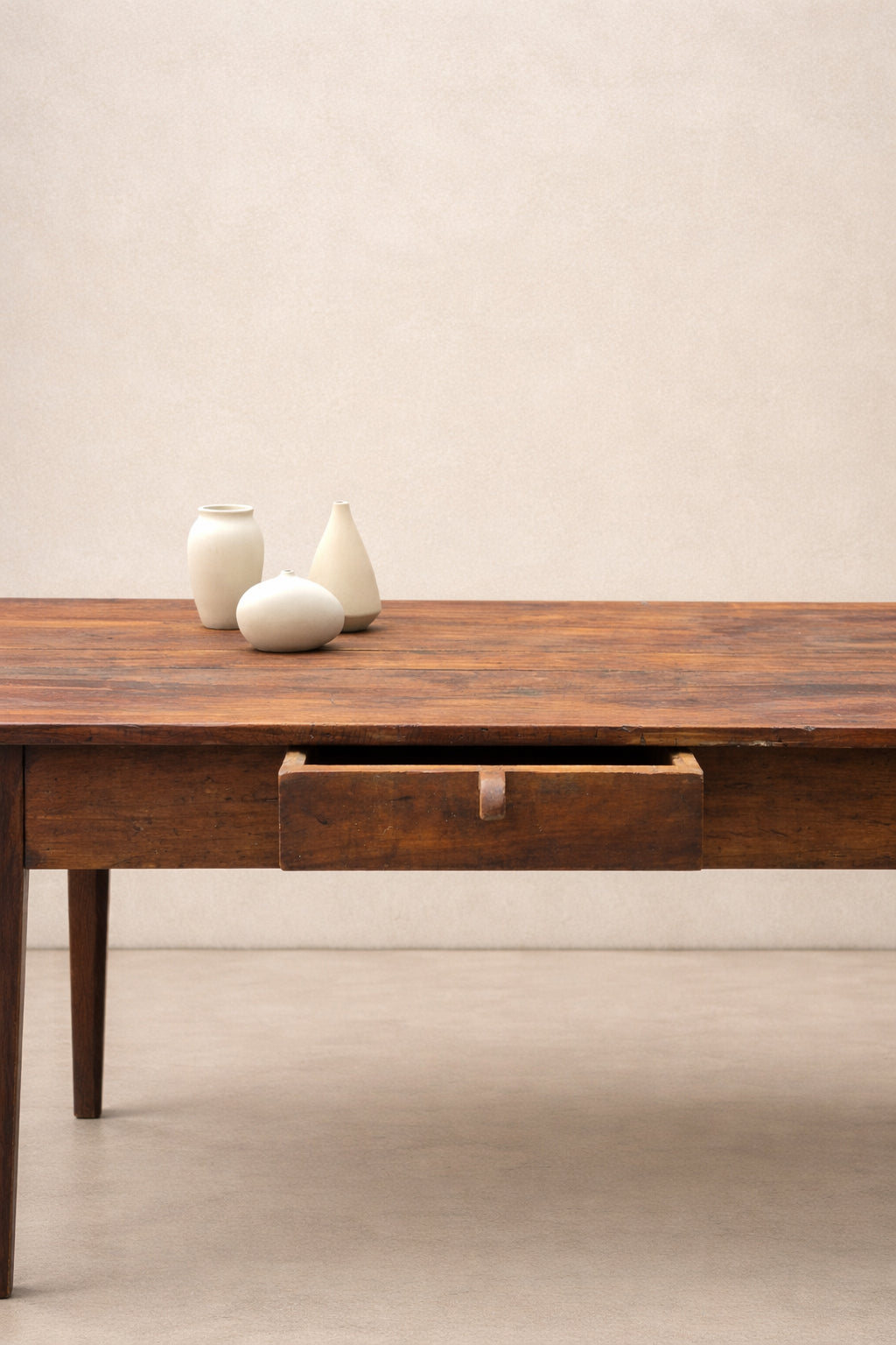 Antico tavolo contadino alpino in larice con piano in melo e pero – fine ‘800