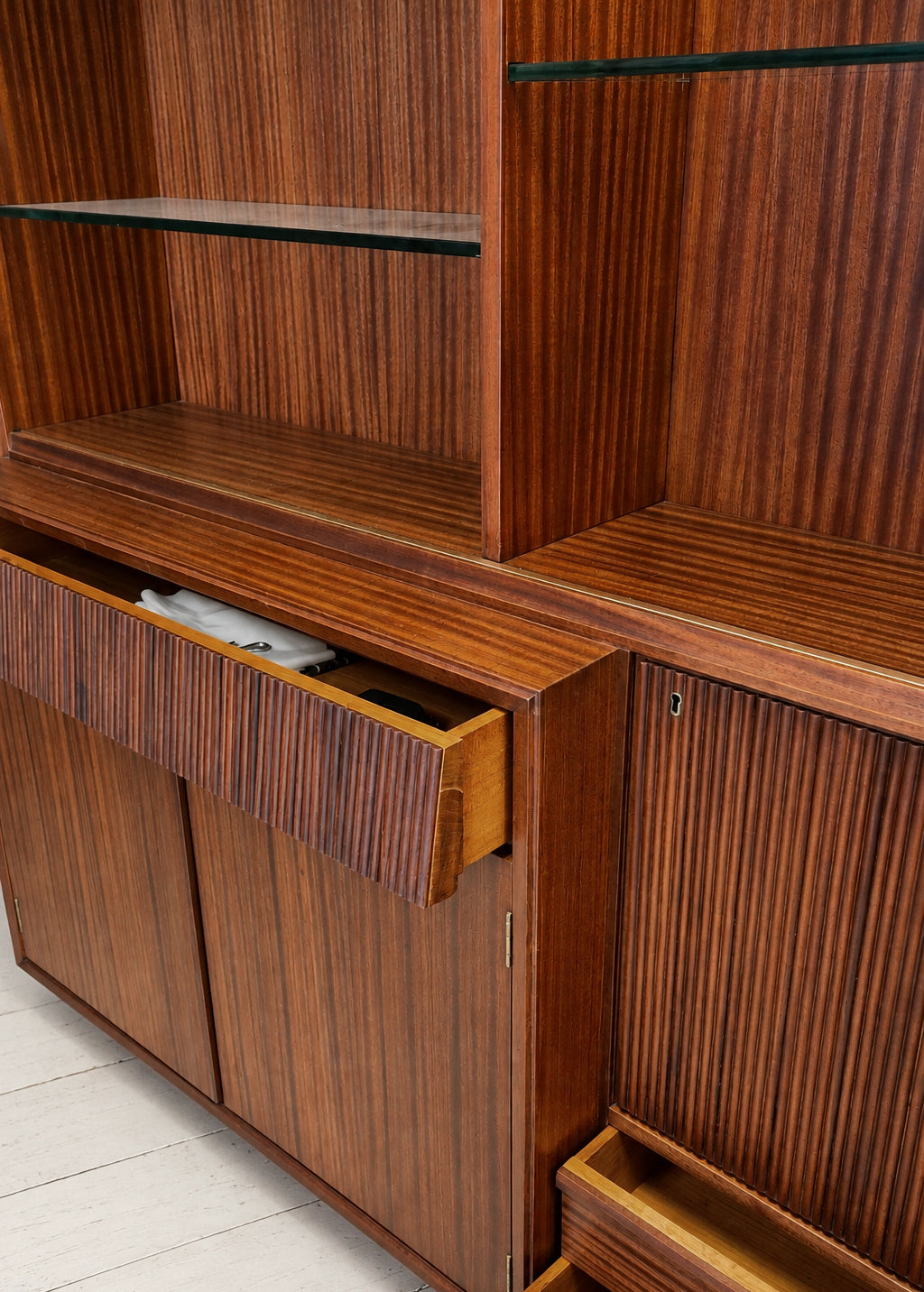 Credenza / Libreria Vintage in mogano a rigatino | Italia, anni ’50