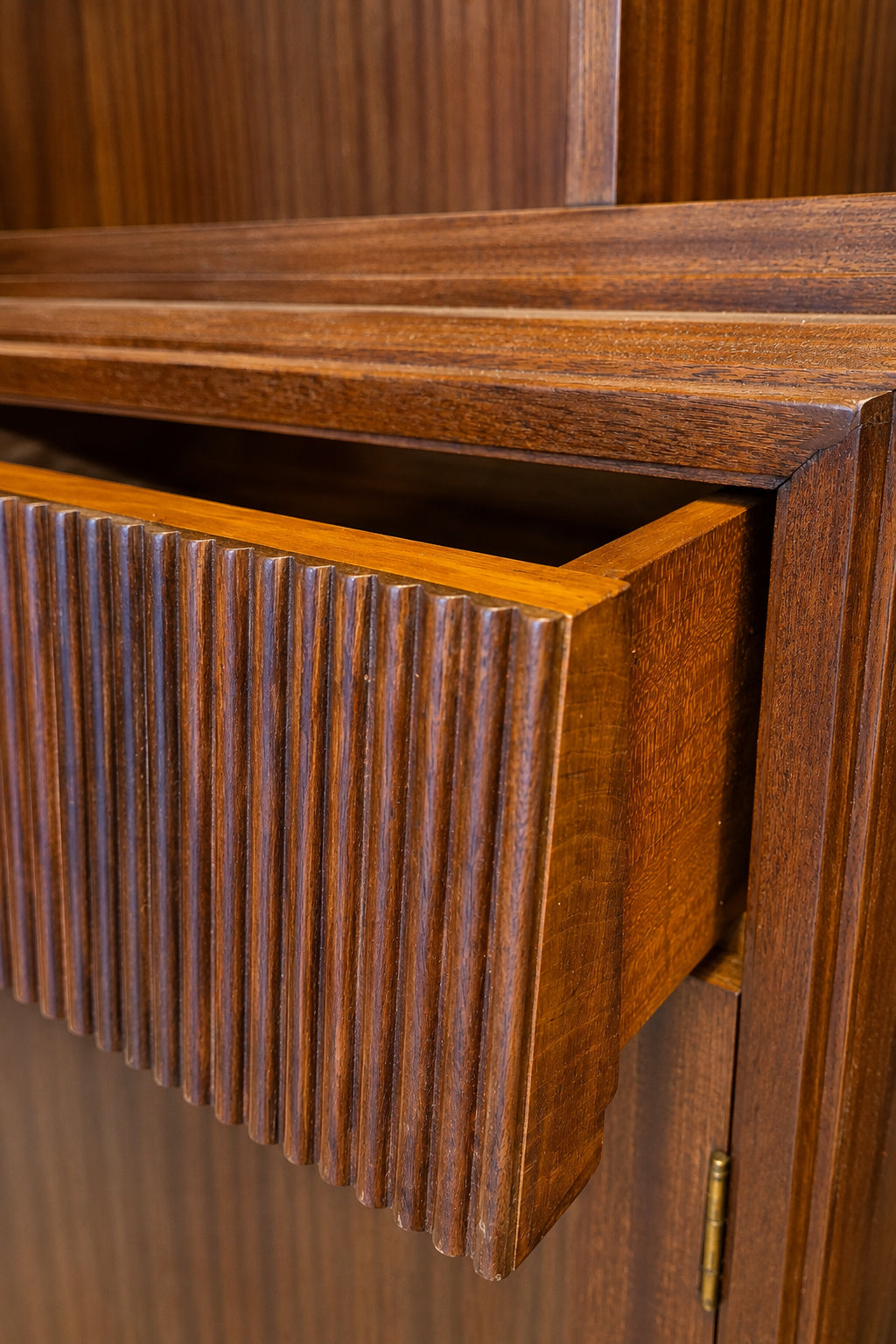 Credenza / Libreria Vintage in mogano a rigatino | Italia, anni ’50