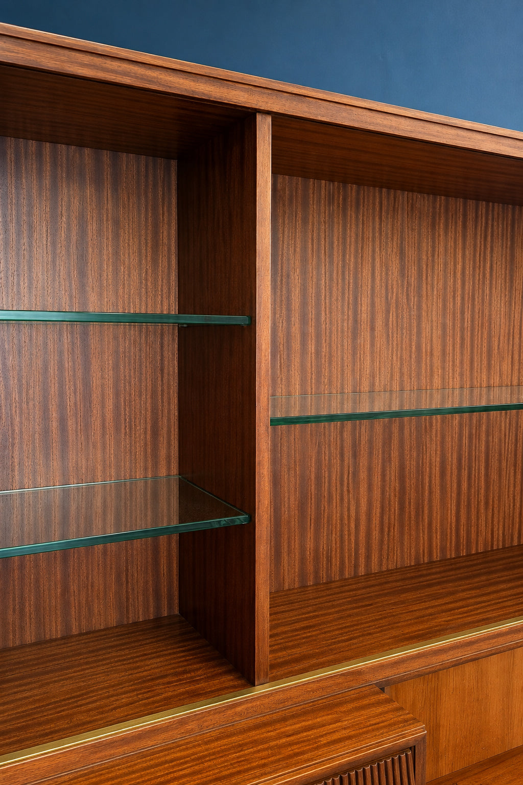 Credenza / Libreria Vintage in mogano a rigatino | Italia, anni ’50