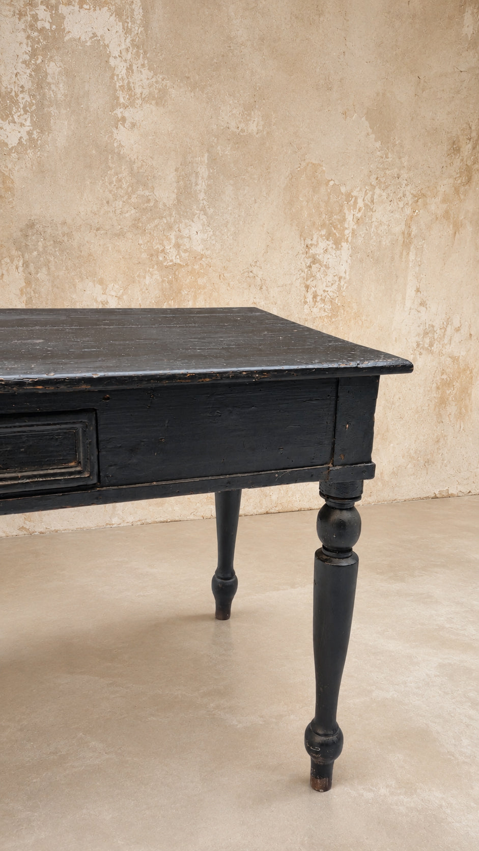 Tavolo antico ebanizzato / scrittoio con cassetto e gambe tornite | 140 cm