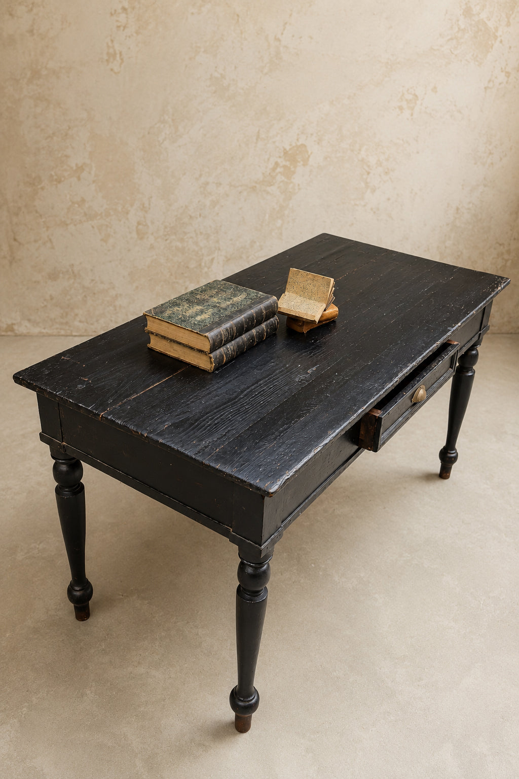Tavolo antico ebanizzato / scrittoio con cassetto e gambe tornite | 140 cm