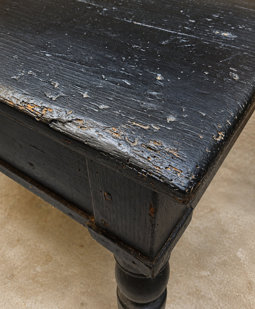 Tavolo antico ebanizzato / scrittoio con cassetto e gambe tornite | 140 cm