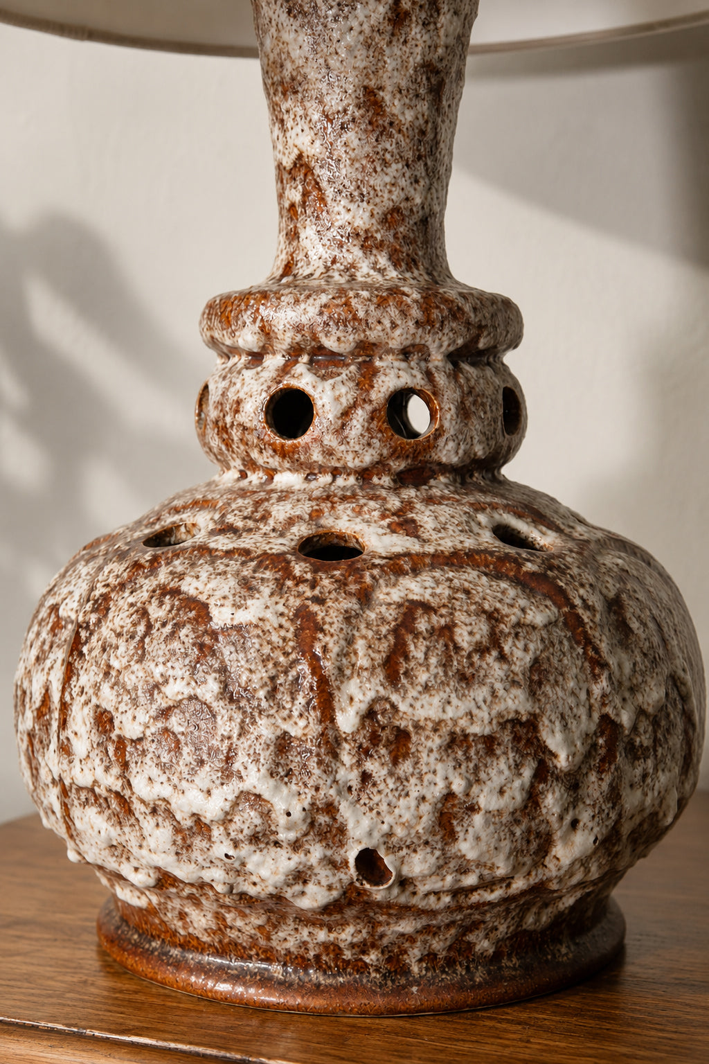 Grande Lampada vintage in ceramica smaltata materica e traforata | anni ’60–’70