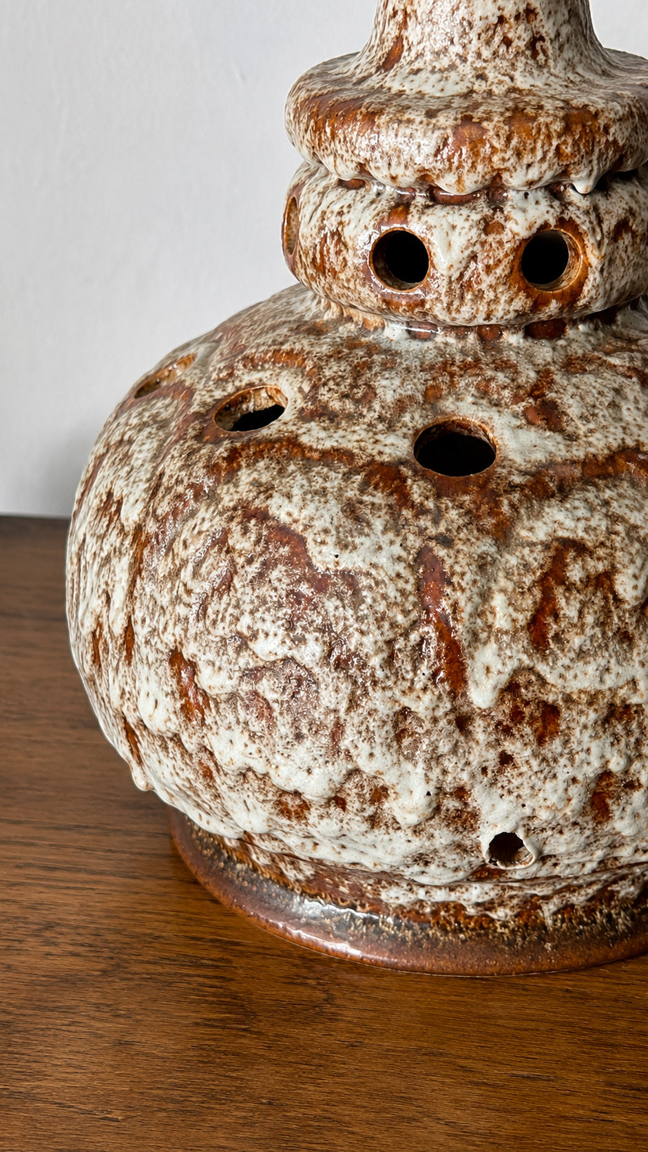 Grande Lampada vintage in ceramica smaltata materica e traforata | anni ’60–’70
