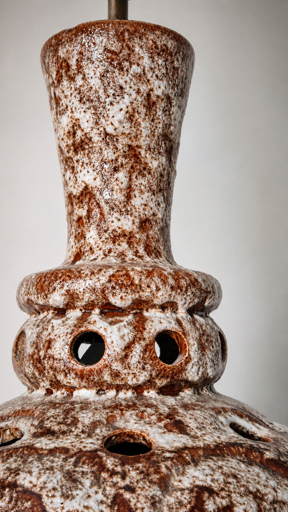 Grande Lampada vintage in ceramica smaltata materica e traforata | anni ’60–’70