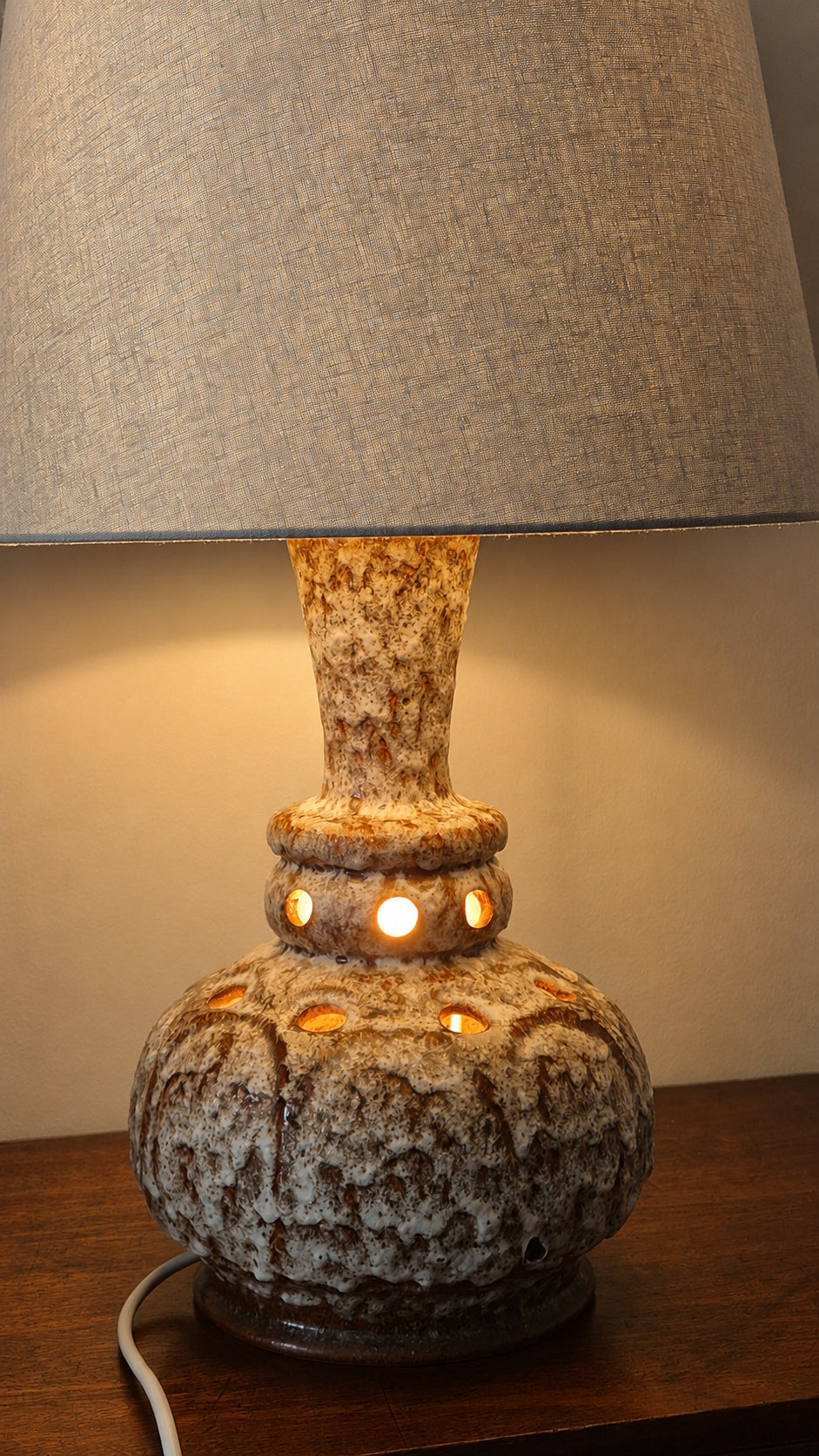 Grande Lampada vintage in ceramica smaltata materica e traforata | anni ’60–’70