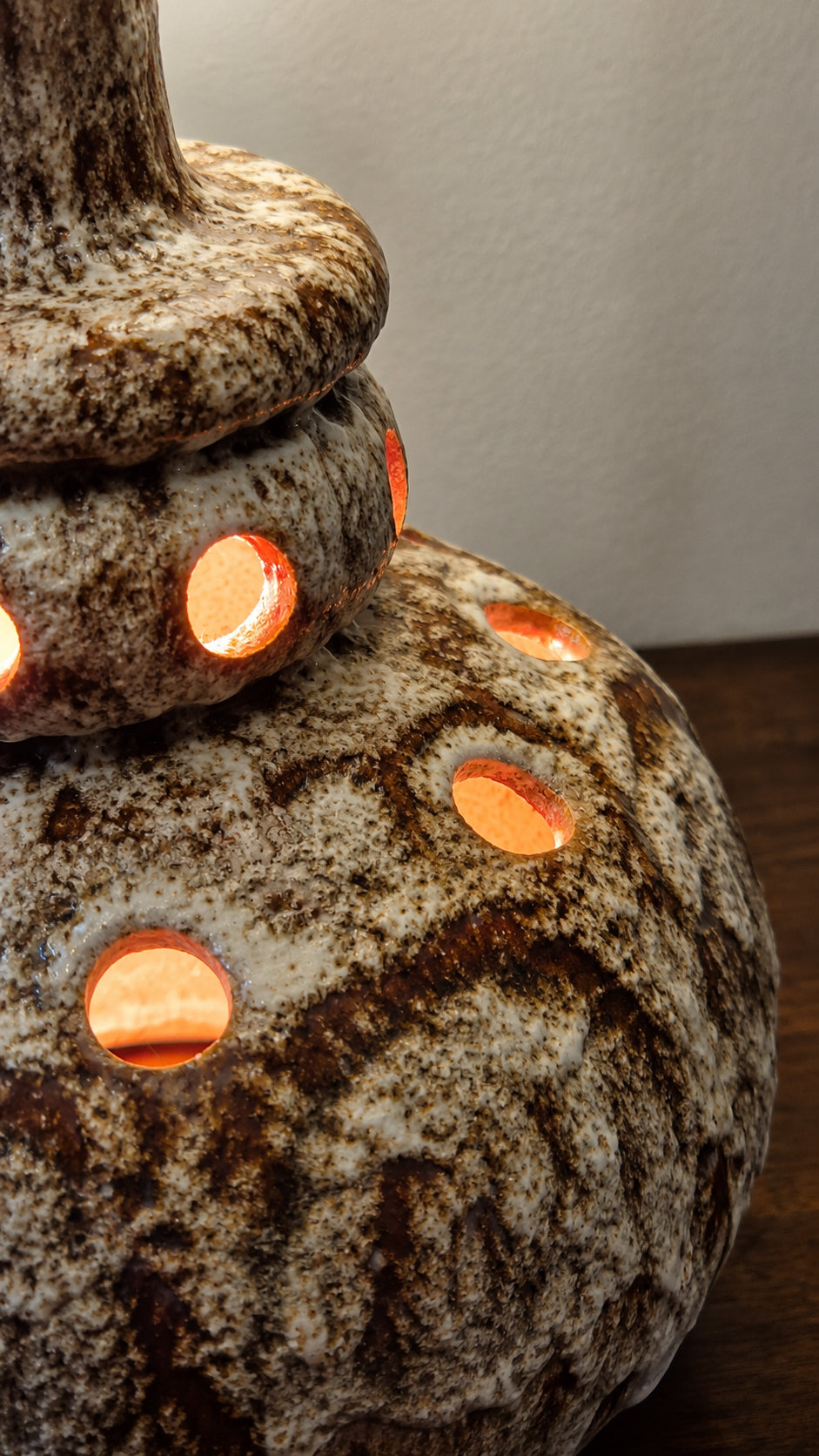 Grande Lampada vintage in ceramica smaltata materica e traforata | anni ’60–’70