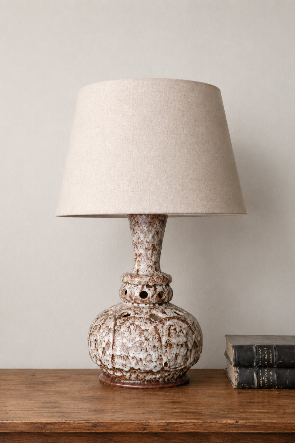 Grande Lampada vintage in ceramica smaltata materica e traforata | anni ’60–’70