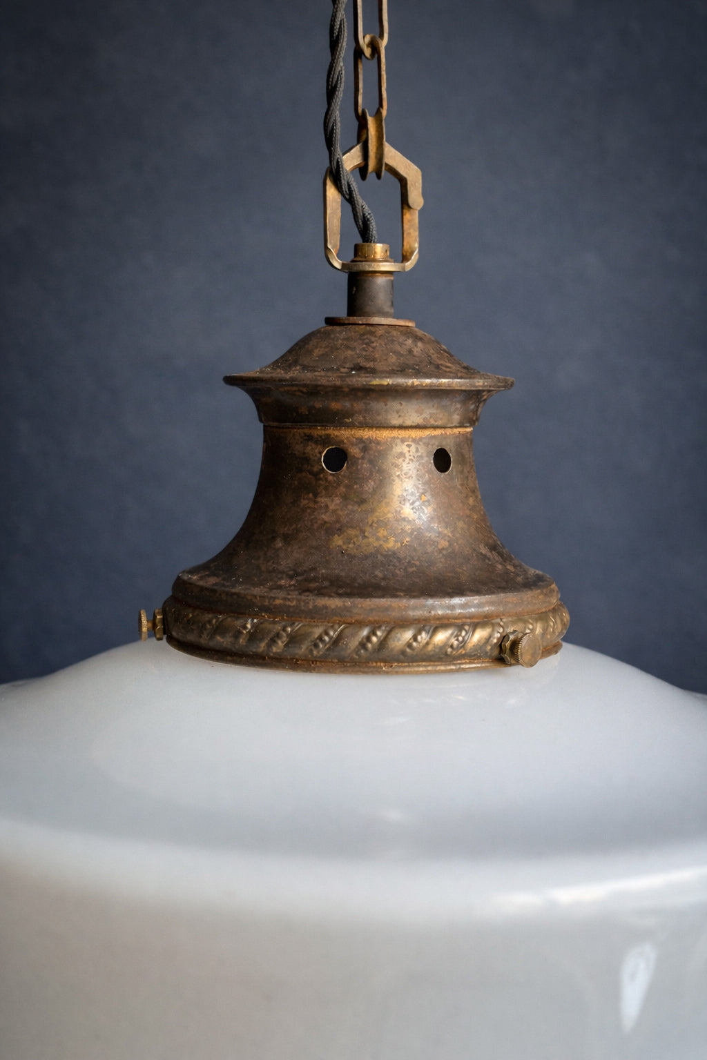 Lampada a sospensione antica in vetro opalino e ottone – Inghilterra primi ‘900 – Ø36 cm