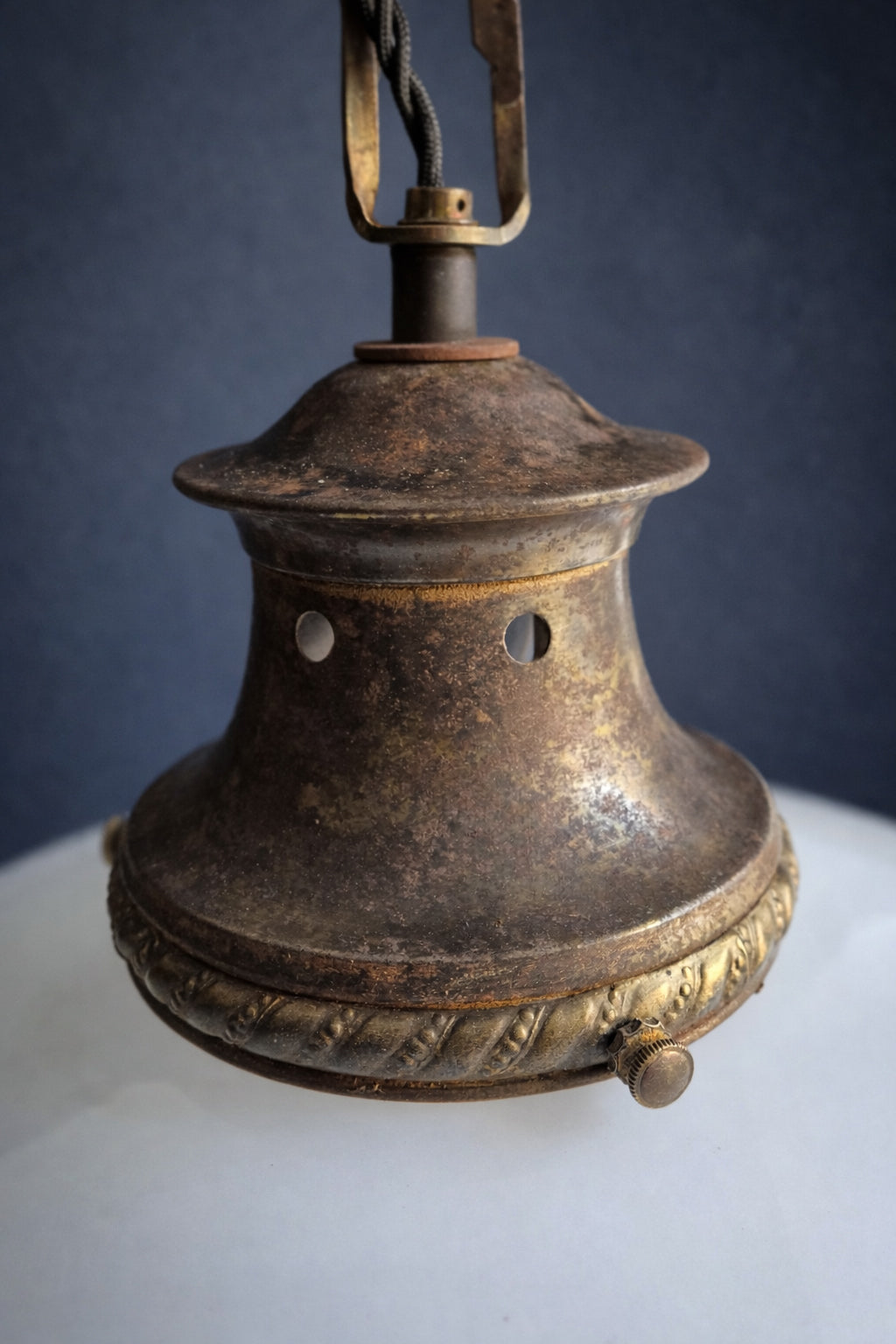 Lampada a sospensione antica in vetro opalino e ottone – Inghilterra primi ‘900 – Ø36 cm