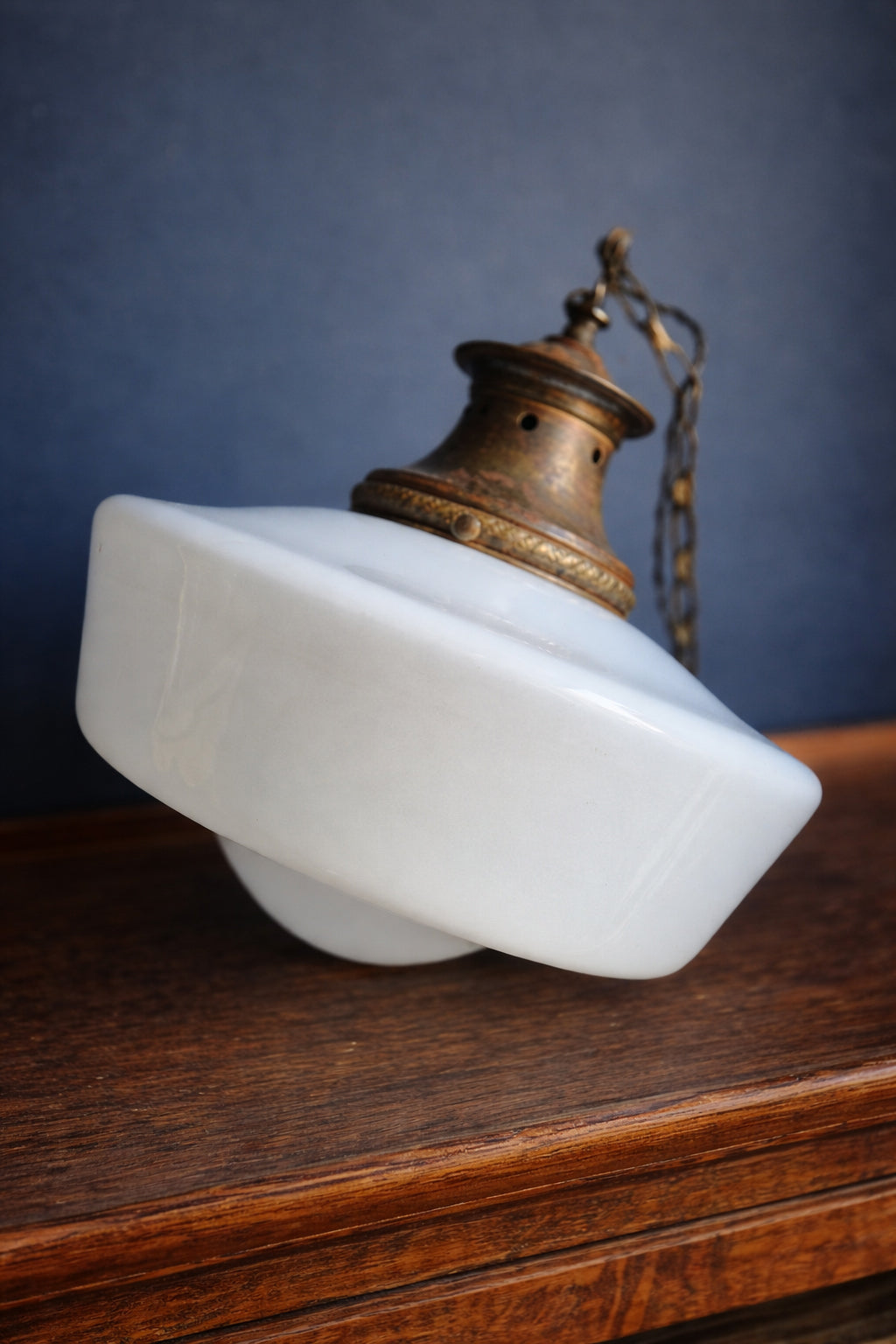 Lampada a sospensione antica in vetro opalino e ottone – Inghilterra primi ‘900 – Ø36 cm