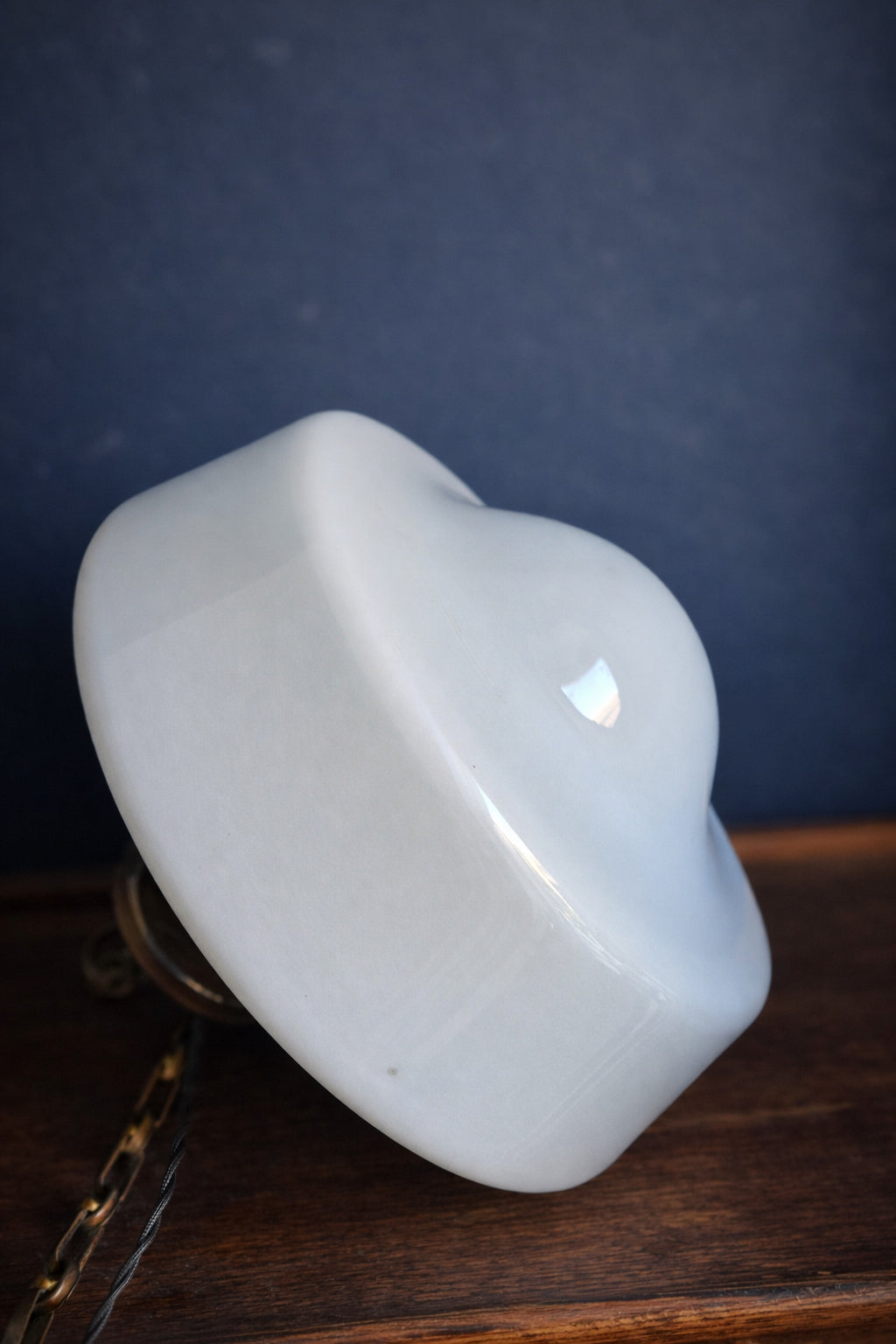 Lampada a sospensione antica in vetro opalino e ottone – Inghilterra primi ‘900 – Ø36 cm