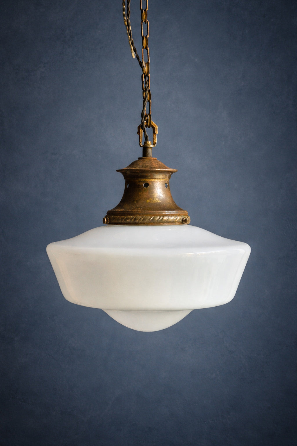 Lampada a sospensione antica in vetro opalino e ottone – Inghilterra primi ‘900 – Ø36 cm