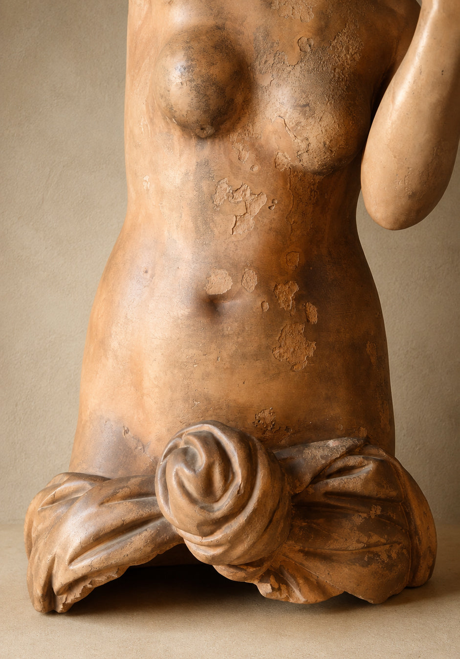 Venere al bagno — Grande scultura femminile patinata, prima metà XX secolo