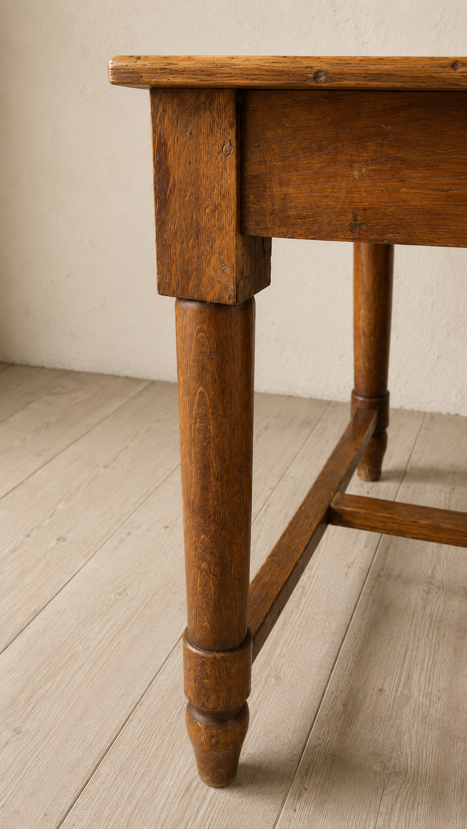 Tavolo antico in legno massello con gambe tornite | fine '800