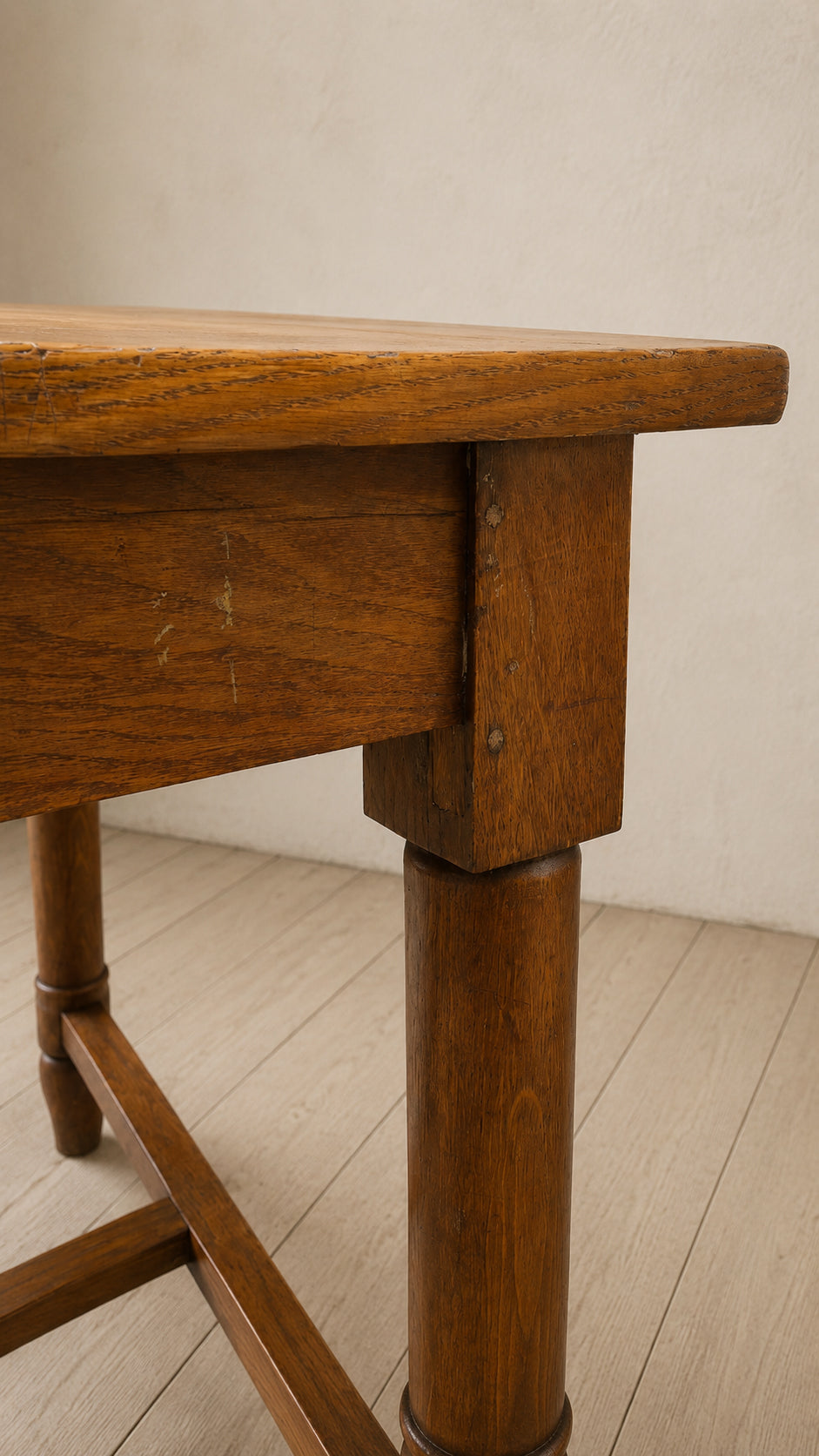 Tavolo antico in legno massello con gambe tornite | fine '800