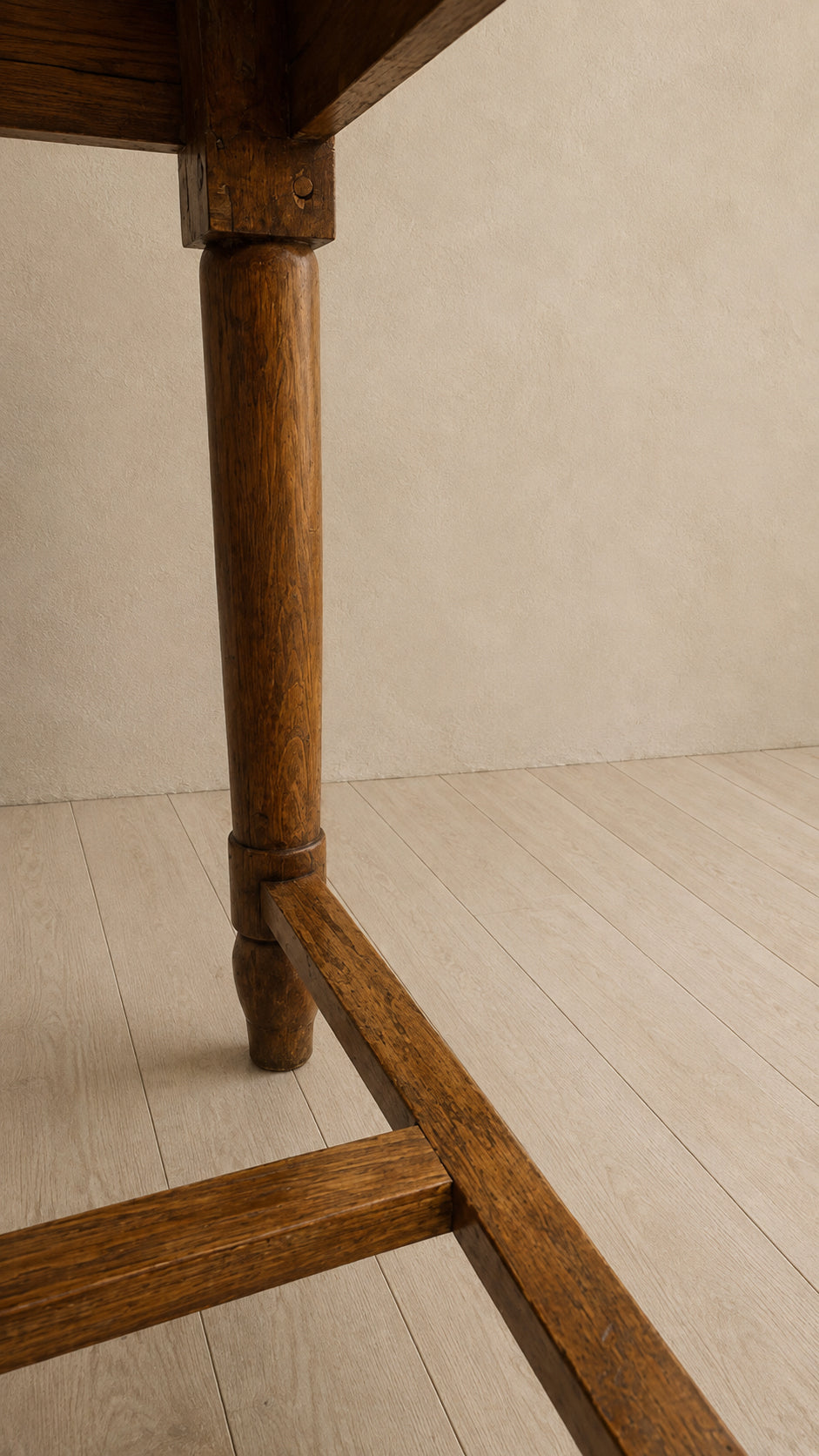 Tavolo antico in legno massello con gambe tornite | fine '800