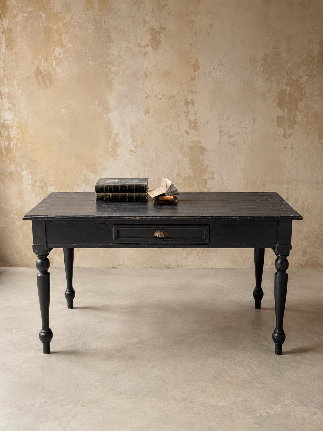 Tavolo antico ebanizzato / scrittoio con cassetto e gambe tornite | 140 cm
