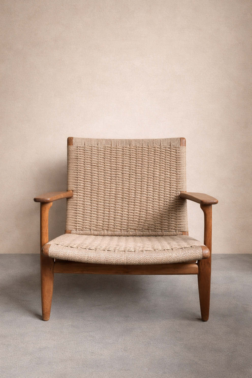 Poltrona lounge CH25, design Hans J. Wegner (1950), produzione originale Carl Hansen & Søn – Odense, Danimarca.