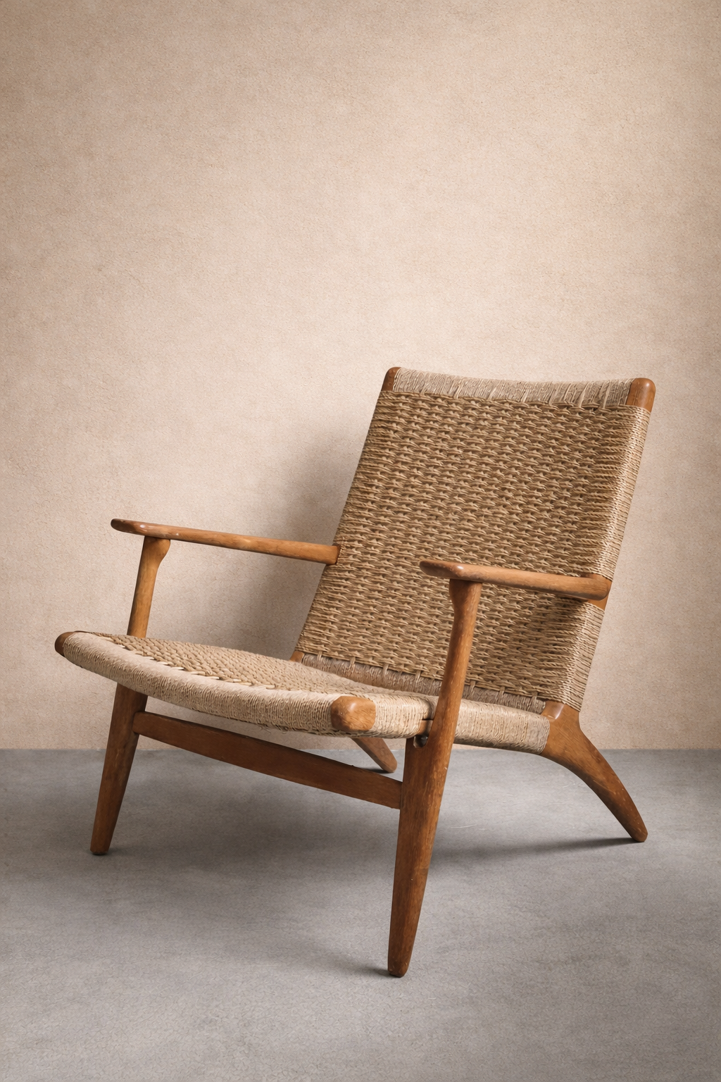 Poltrona lounge CH25, design Hans J. Wegner (1950), produzione originale Carl Hansen & Søn – Odense, Danimarca.